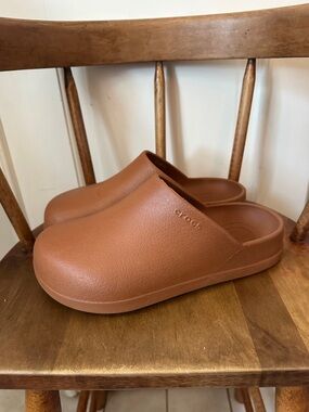 CROCS Classic Dylan Mule Clog in Chestnut 7W,5M